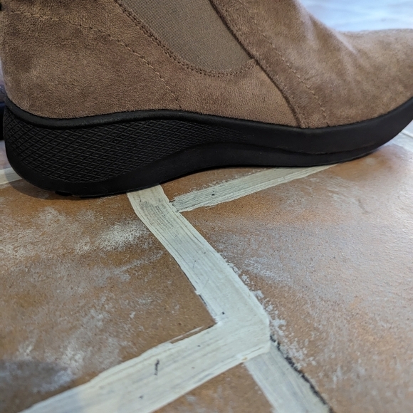 Earth Origins Dayana taupe Suede Booties size 8.5 - Picture 6 of 6